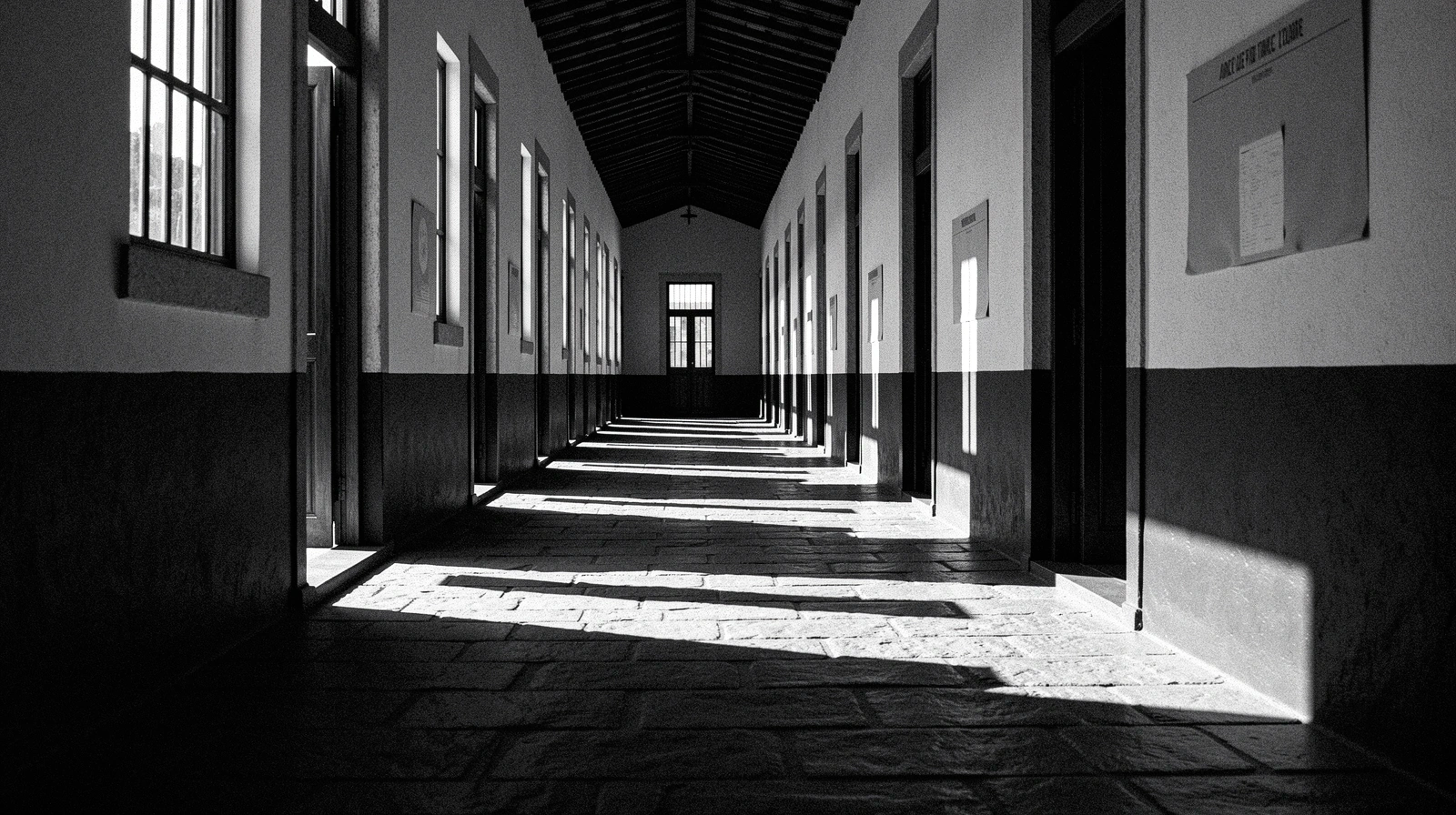 Espacio institucional bajo luz solar